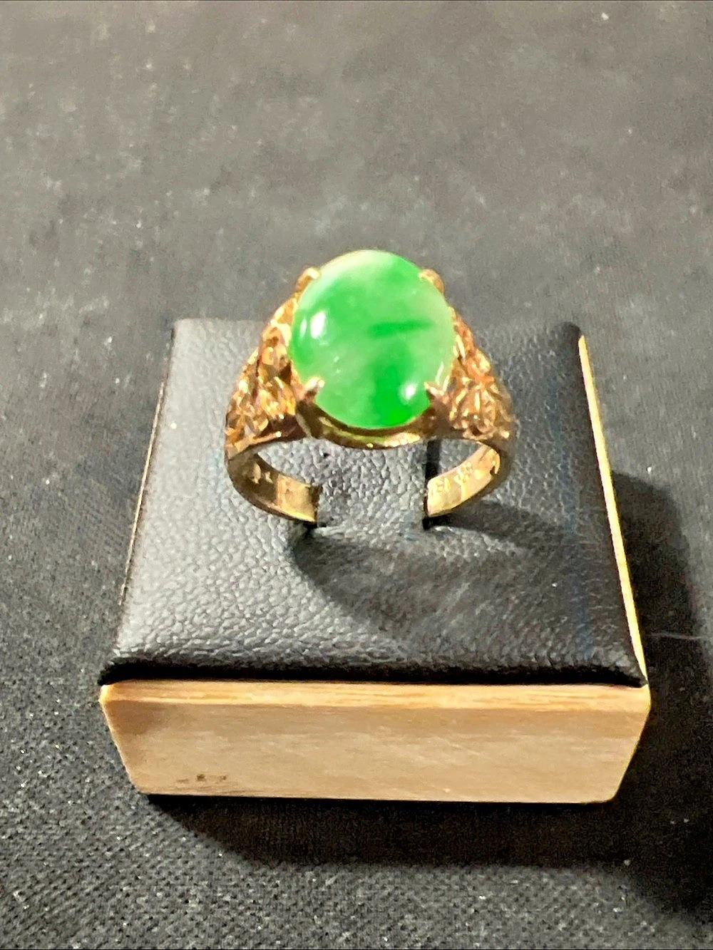 Vintage 18K Yellow Gold Oval Cabochon Green Jadeite Jade Ring Sz 6